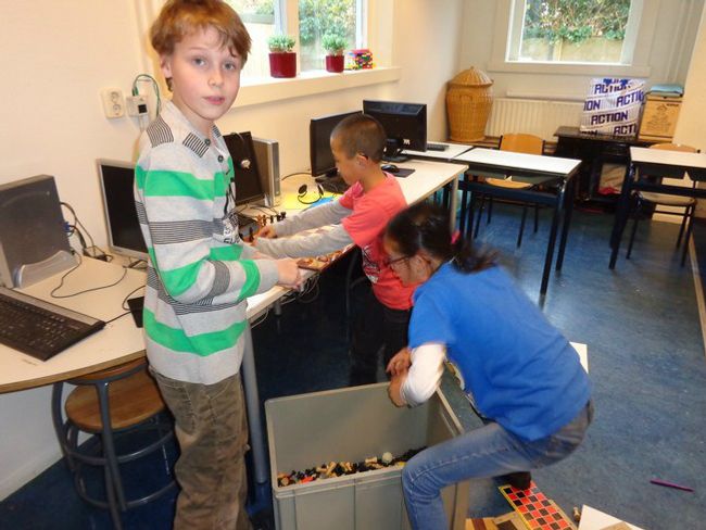 Dolf en Li Yan ruimen op