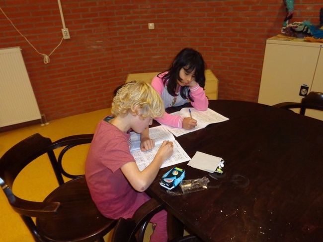 Sil en Silvana maken de opdrachten 